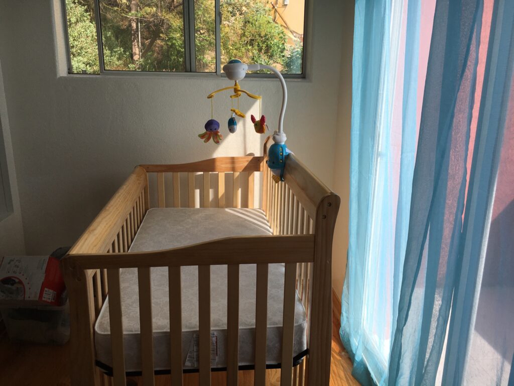 Delta Children Generic Simple Crib for Small Spaces
