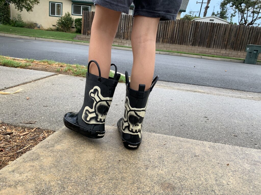 kid wearing NUNUNU rain boots barefoot