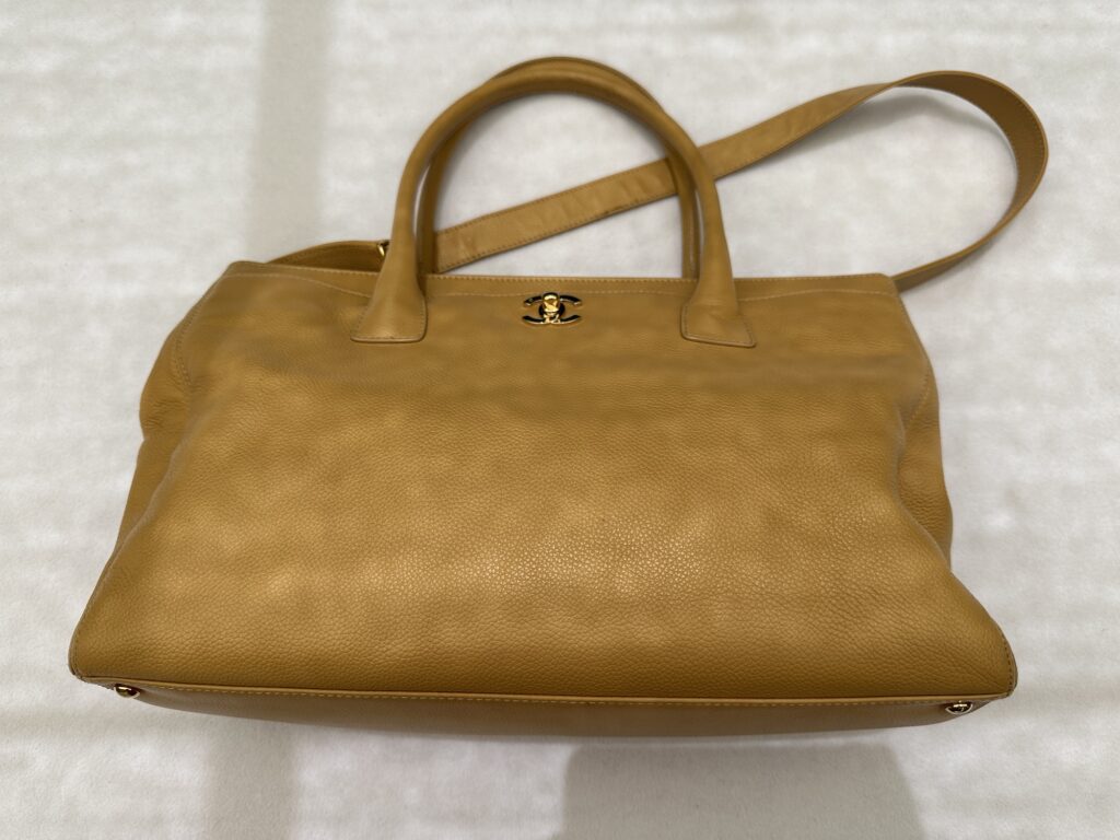 Simple, Timeless, Classic VINTAGE CHANEL Tote - Check out this review of (perhaps) the most affordable Chanel bag out there