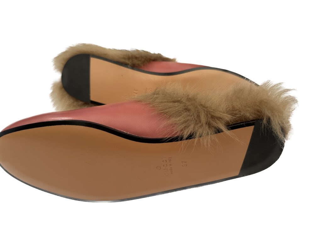 Gucci princetown fur slippers / mules the soles are flat with no heel the non furry gucci princetown loafer has a small heel but these do not